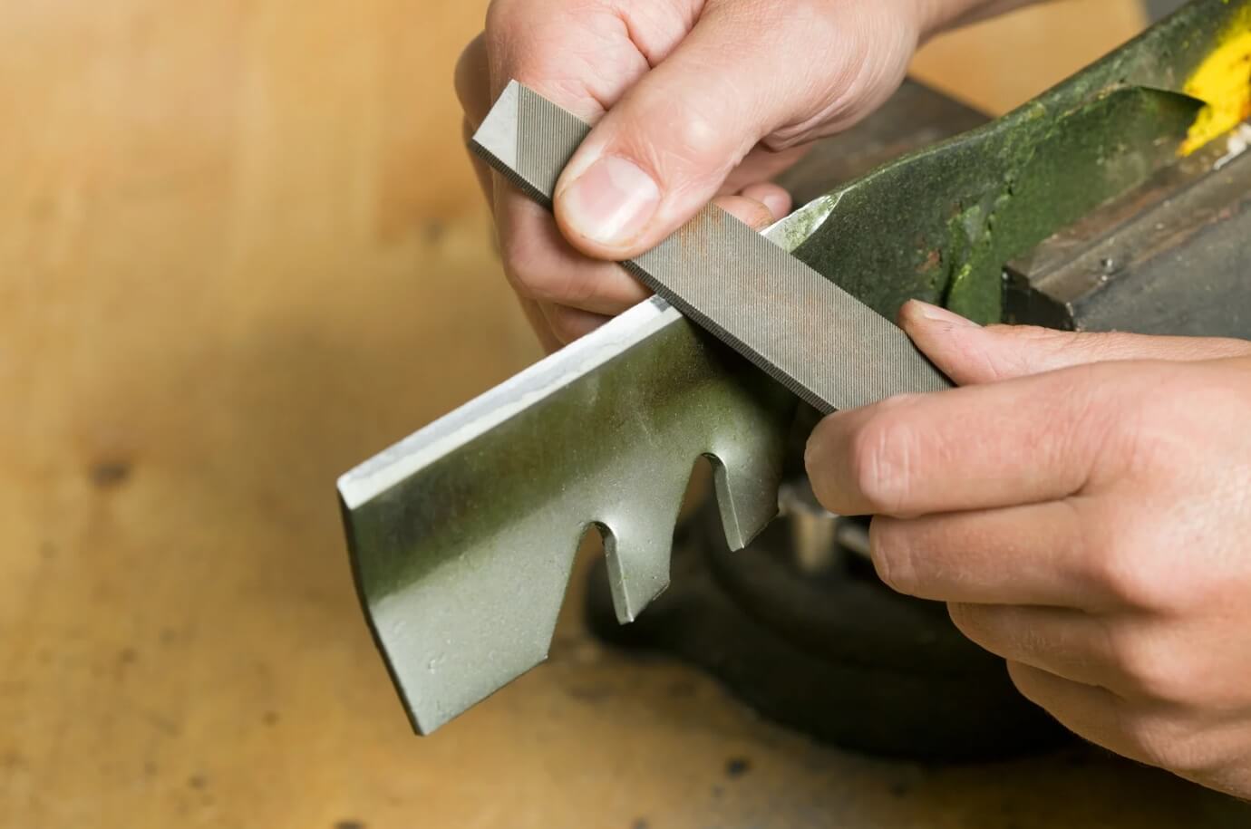 Sharpening Segway Navimow blade with a file by hand